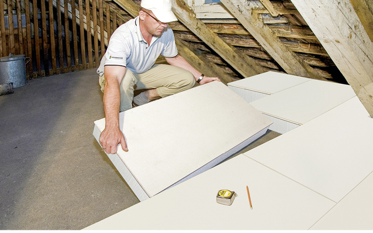 Mit ein paar einfachen Handgriffen kann man seinen Dachboden selbst dämmen und so bis zu 30 % Heizkosten einsparen. Einfach im nächsten Baumarkt die DIY-Dämmplatten steinopor 750 von Steinbacher besorgen – und loslegen.