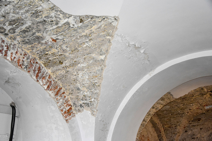 Mit dem Trass-Sanierputz-System TSP lässt sich stark geschädigtes Mauerwerk instand setzen.