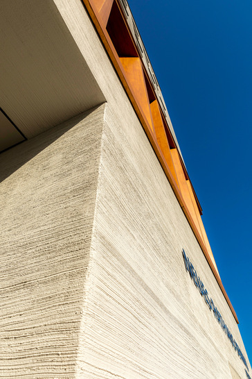 Der Besenstrichputz in horizontaler Ausrichtung dient als gestalterisches Merkmal für das Neue Ratshaus in Bernau. Bei der Besenstrichtechnik wird der noch feuchte Putz horizontal mit einem speziell präparierten Besen abgekehrt.