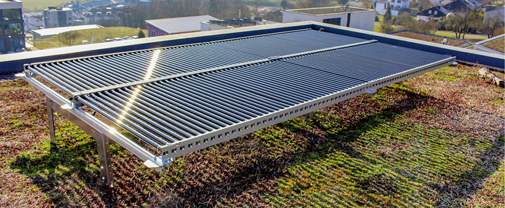 Die Kombination aus Dachbegrünung und PV-Röhren bringt viele Vorteile: Die leichten Röhrenmodule lassen Licht, Wind, Wasser und Schnee durch und erlauben eine Aufständerung in Leichtbauweise.