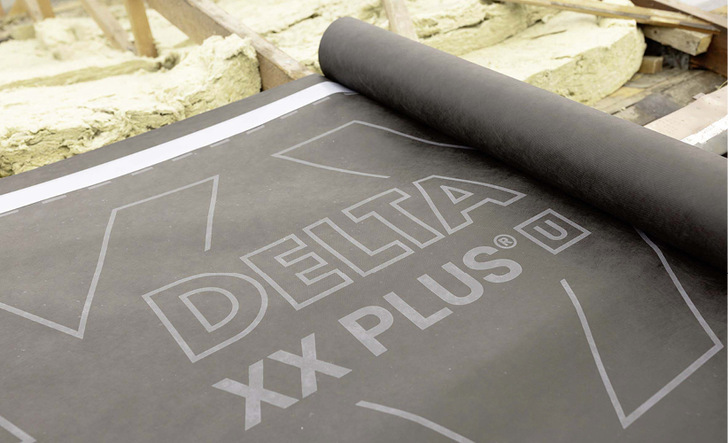 Die Unterdeckbahnen der Delta-XX Plus-Familie sind in vier verschiedenen Varianten erhältlich, die allesamt über einen integrierten Kleberand verfügen, der das Dach winddicht macht und so die Dämmleistung steigert.