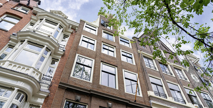 Fineo-Vakuumglas ersetzt in einem Hotel im niederländischen Amsterdam die alten Scheiben, was der historischen Fassade einen zeitgemäßen Dämmwert verschafft. Die originalen Profile und Rahmen konnten erhalten bleiben.