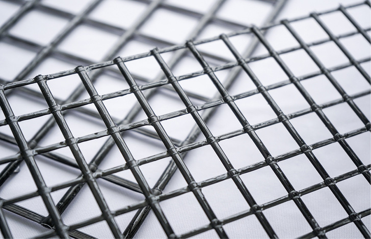 Für das Carbon-Bewehrungsgitter solidian Grid wird die allgemeine bauaufsichtliche Zulassung Ende 2023 erwartet; bei den Glas-Bewehrungsstäben solidian Rebar dürfte es Anfang 2024 soweit sein.