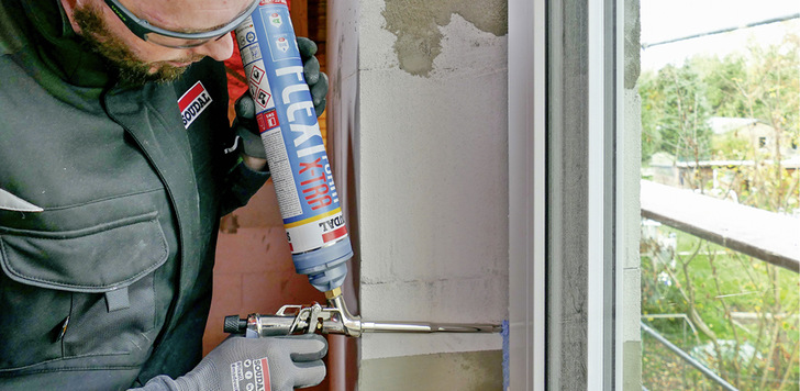 Der PU-Schaum Flexifoam hat sich bei der fachgerechten Fensterabdichtung bewährt. In Kombination mit der neuen Click & Fix-Schaumpistole lässt sich der neue Flexifoam X-tra gut dosieren.