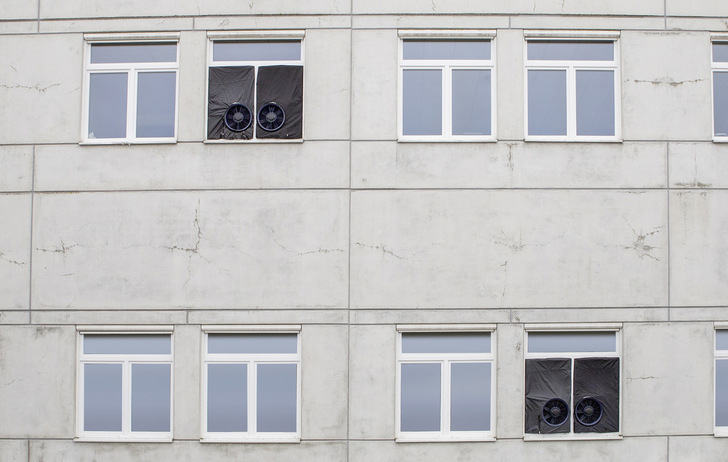 Bei großen Gebäuden lässt sich die Differenzdruckmessung mit bis zu vier Ventilatoreinheiten der Wöhler BC 600 Multimode durchführen.