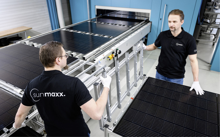 Bald in Serienfertigung: Über die Zweifachnutzung der Sonnenenergie dienen die PVT-Kollektoren PX-1 als geräuschlose und effektive Energiequelle für Sole-Wärmepumpen.