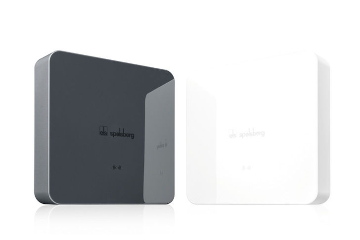 Die Spelsberg Wallbox lässt sich mit PV-Wechselrichtern verbinden, um E-Fahrzeuge mit Solarstrom laden zu können. Kund:innen können zwischen den Farben Polar und Graphite wählen.