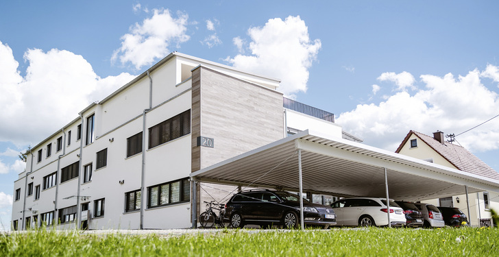 Standortvorteil: Die ehemalige Fabrik bot eine großzügige elektrische Anschlussleistung, ­zusätzlich zum Wohnraum waren daher Stell­plätze mit Ladestationen einfach umzusetzen.