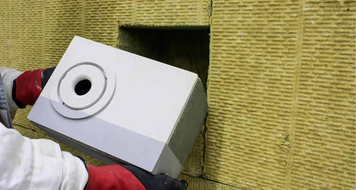 Der Nistkasten wird passend zur gewählten Dämmstoffart und -dicke angefertigt und oberflächenbündig in das WDVS eingebaut.