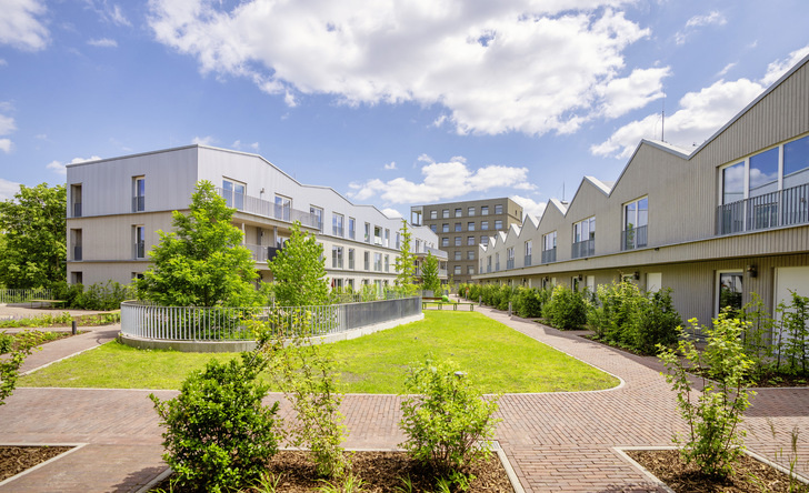 Kleinteilige Strukturen, anspruchsvolle Baustandards, wenig Autos, Holz als Baustoff, Ansätze seriellen Bauens und viel Grün sind die charakteristischen Merkmale des Klimaquartiers Stadtleben Ellener Hof in Bremen.