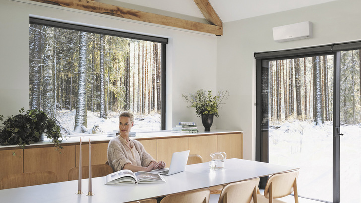 Luft/Luft-Wärmepumpen lassen sich leicht nachrüsten und gezielt in einzelnen Räumen installieren, beispielsweise im Wohnzimmer.