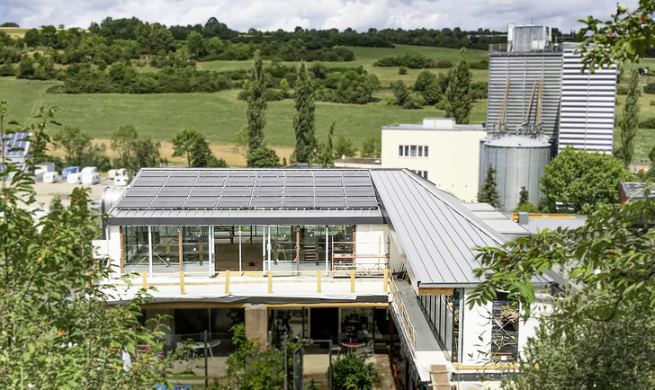 Im Bau befindliches Demobürogebäude des Projektpartners Renz Solutions mit bereits installiertem PVT-Kollektorfeld auf dem Dach