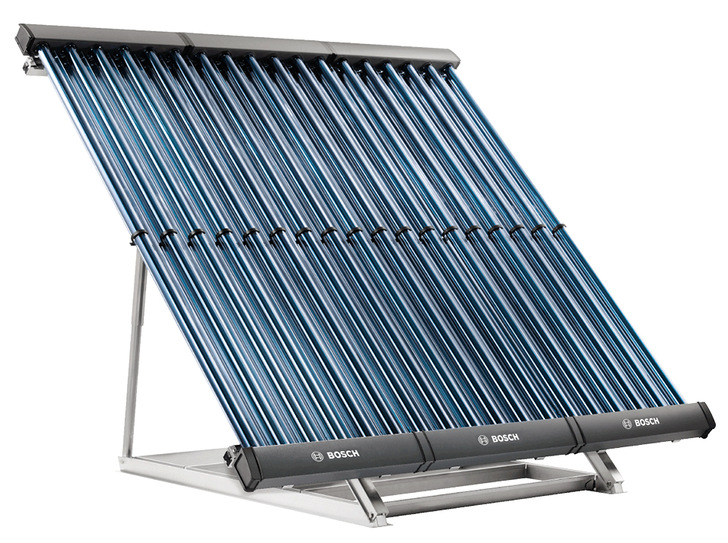 Der Vakuum-Röhrenkollektor Solar 8000 TV lässt sich auch horizontal und damit von der Straße aus unsichtbar montieren, sodass er für denkmalgeschützte Gebäude infrage kommt.