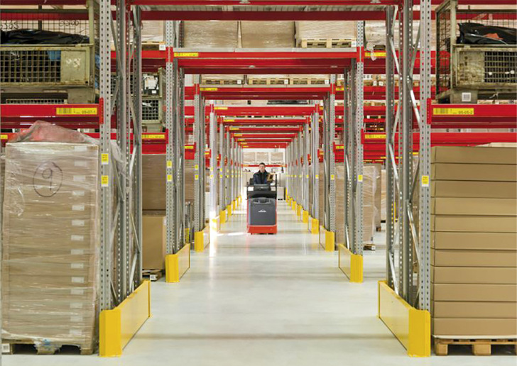 In großen Firmenräumen wie Lagerhallen gilt es, die Wärme optimal in den einzelnen Arbeitsbereichen zu verteilen sowie Wärmeverluste an das Erdreich zu minimieren.