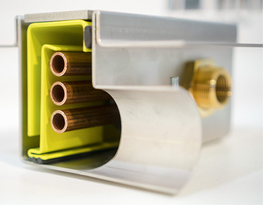 Die Joulia-Duschrinnen mit Wärmerückgewinnung gibt es in verschiedenen Leistungsstufen mit drei bis zehn Wärmetauscherrohren. Nach dem Einbau bleibt nur die Abdeckung aus Edelstahl sichtbar.