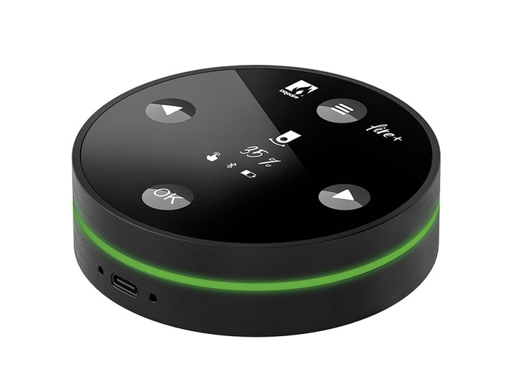 Die Fernbedienung der Abbrandsteuerung Fire+ sieht aus wie ein Puck. Auf ihrer Oberfläche lassen sich die Brennraumtemperatur, der Förderdruck des Kamins, die Stellung des Luftschiebers und die aktuelle Leistungsstufe anzeigen.