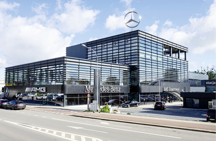 Drutex liefert neben Fenstern auch moderne und markante Aluminiumfassaden, beisp﻿ielsweise für Autohäuser.