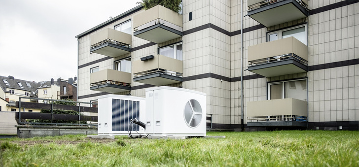 Wärmepumpen gelten als große Hebel, um die CO2 -Emissionen von Mehrfamilienhäusern deutlich senken zu können – wenn sie ­effizient funktionieren.
