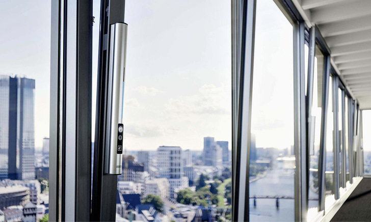 ﻿Beim Fensterantrieb F 1200+ aktiviert ein Sensor das Bedienfeld, sobald sich eine Person nähert. Kapazitative Touchbuttons und eine LED-Anzeige erleichtern die Bedienung. Ein zusätzlicher Helligkeitssensor passt die LED-Anzeige den Lichtverhältnissen im Raum an.