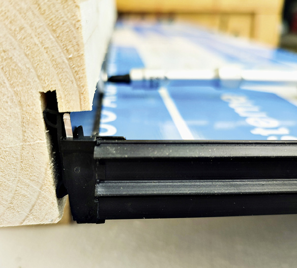 Die Anschraubdichtung AD 500 enthält eine EPDM-Dichtung mit Dichtklebeband.