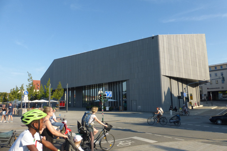 Für die Wärme- und Kälteversorgung nutzt das Museum das Wärmepotenzial der Kanalisation. Die Stadt Regensburg nahm 2018 eine Energiezentrale in Betrieb, deren Wärmepumpen die im Abwasser enthaltene Energie bereitstellen.