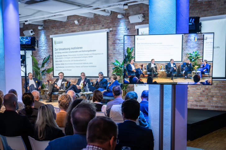 Die Teilnehmenden der Eröffnungsdiskussion, v.l.n.r.: Christian Stolte (Dena), Stefan Bolln (GIH), Alexander Renner (BMWK), Jörg Finkbeiner (Partner und Partner Architektur), Janine Steeger (Moderation)