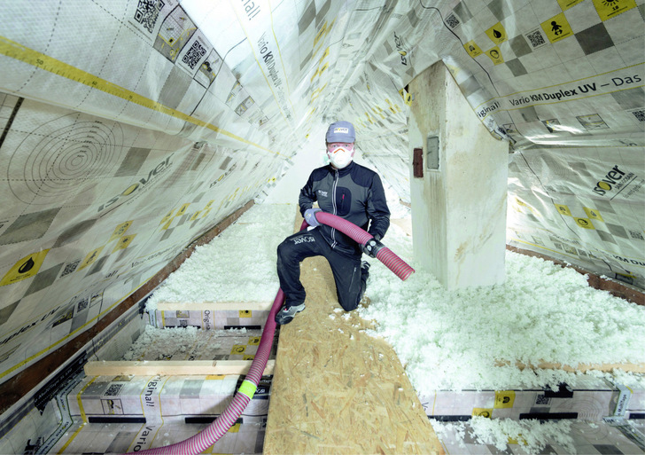 In Steildach und Holzrahmenbau lässt sich die Einblasdämmung aus Mineralwolle sauber und schnell über Schläuche und Düsen in die Hohlräume einbringen.