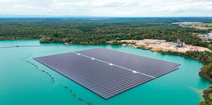 Die schwimmende PV-Anlage geht mit 8,2 Hektar an die Grenze der derzeit erlaubten 15 Prozent einer Seefläche. Wellenbrecher schützen die insgesamt 27.160 Solarmodule, damit sie bei starkem Wind nicht überspült werden.