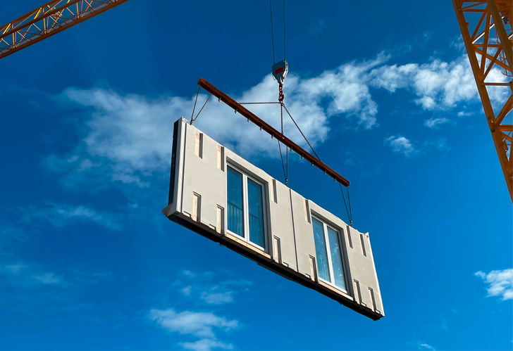 Serielles Sanieren bringt mit vorgefertigten Fassaden mehr Tempo in die Gebäudewende.