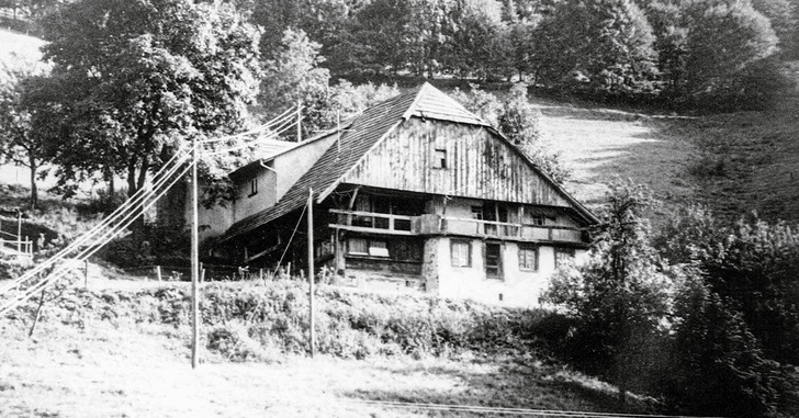 1 Die mehr als 300 jahre alte Schille-Bernharden – so die ursprüngliche Bezeichnung des Farnrainhofes in Yach – hat als regionaltypischer Schwarzwälder Kleinbauernhof eine bewegte Geschichte.