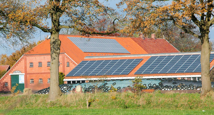 Es begann mit einer 24-Kilowattpeak-Anlage auf dem Laufstall-Anbau. Mittlerweile sind auf dem historischen Gulfhof im Landkreis Aurich drei PV-Anlagen installiert.