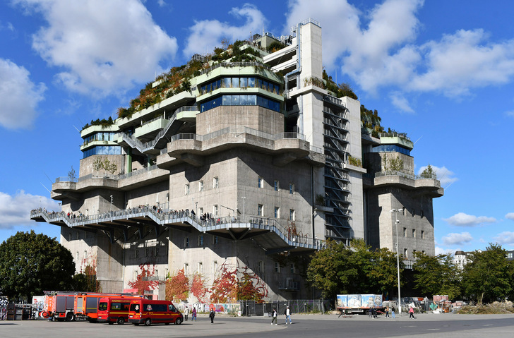 Vom Bundesverband Gebäudegrün für preiswürdig befunden: Ein unter Denkmalschutz stehender ehemaliger Flakbunker In Hamburg wurde aufgestockt und zusätzlich mit einem Dachgarten aufge-wertet. - © Bild: BuGG Vom Bundesverband Gebäudegrün für preiswürdig befunden: Ein unter Denkmalschutz stehender ehemaliger Flakbunker In Hamburg wurde aufgestockt und zusätzlich mit einem Dachgarten aufge-wertet.