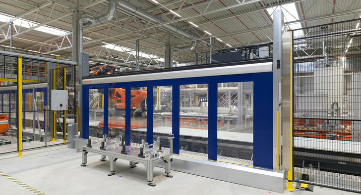 Das EFA-SRT MS USD ist das erste Efaflex-Maschinenschutztor, das von unten nach oben schließt. Es wurde für die intensive industrielle Anwendung konzipiert.