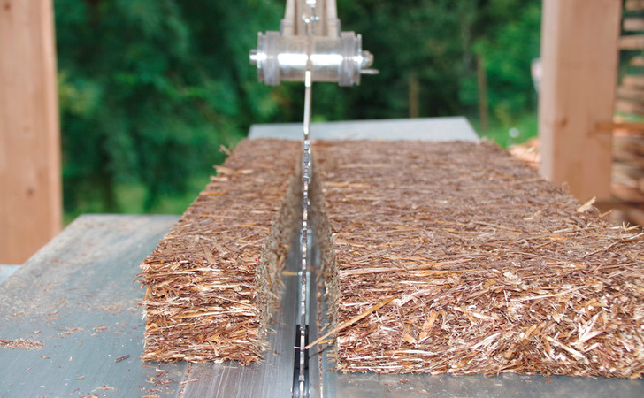 Das neue Strohpanel plan ist als umweltgerechte Alternative zu üblichen Trittschallplatten aus EPS konzipiert. In der Praxis erweisen sich die Strohfaser­platten als flexibel einsetzbar und erreichen dabei die Wärmeleitfähigkeitsgruppe WLG 060 – gut für den Einsatz auf Fußbodenheizungen.