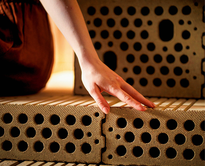 Ein Lehmhochlochziegel, der sich gemäß Hersteller ähnlich wie ein gebrannter Ziegel einsetzen lässt. Er ist geeignet für die nichttragende und tragende Innenwand und als tragende Außenwandkonstruktion.