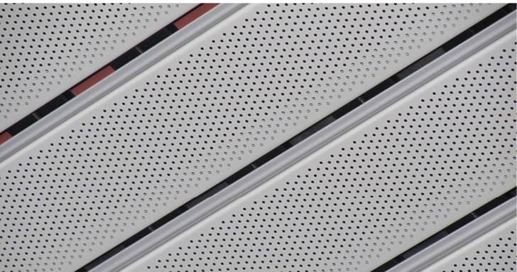 Perforiert ausgeführt, das heißt mit einer Akustiklochung versehen, absorbiert die Deckenstrahlheizung S-85 den Schall weitgehend und reduziert störenden Nachhall.