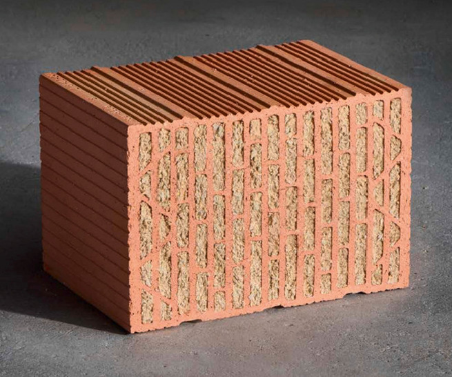 Detailaufnahme eines Coriso-Ziegels mit mineralischer Füllung, die zur Wärmedämmung, zum Schallschutz und zu gesundem Raumklima beiträgt.