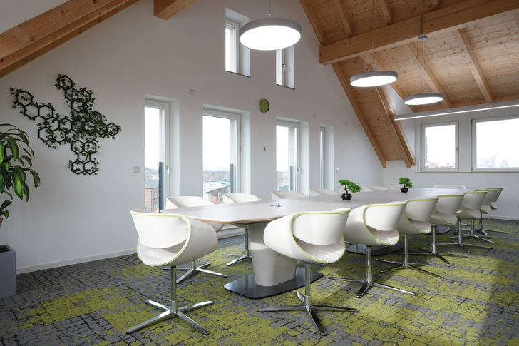 Beim Bauen im Bestand ist der Dachausbau die eleganteste und nachhaltigste Möglichkeit, ohne Bodenversiegelung neuen Wohnraum und Raum zum Arbeiten zu gewinnen.