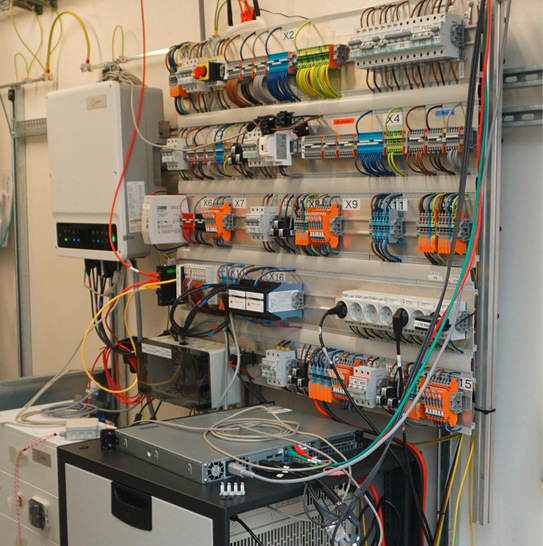 Das Karlsruher Institut für Technologie und die Berliner Hochschule für Technik und Wirtschaft prüfen mit einem neu entwickelten Testverfahren prognose­basierte Ladestrategien von PV-Batterien.