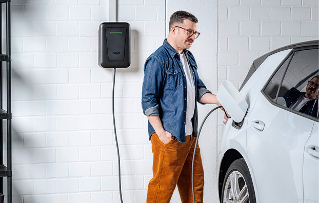 Die Witty-Ladestationen sind kompakt designed und lassen sich dank einem austauschbaren Zierrahmen in serienmäßigem Schwarz oder optionalem Weiß dem persönlichen Geschmack anpassen.