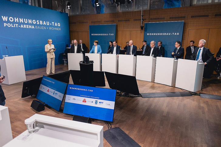Moderatorin war Anke Plättner, eingeladen hatten die Verbände, vertreten durch (v. l. n. r.) Lukas Siebenkotten (DMB), Katharina Metzger (BDB), Dirk Salewski (BFW), Wolfgang Schubert-Raab (ZDB), Robert Feiger (IG Bauen-Agrar-Umwelt), Axel Gedaschko (GdW) sowie Hannes Zapf (DGfM)