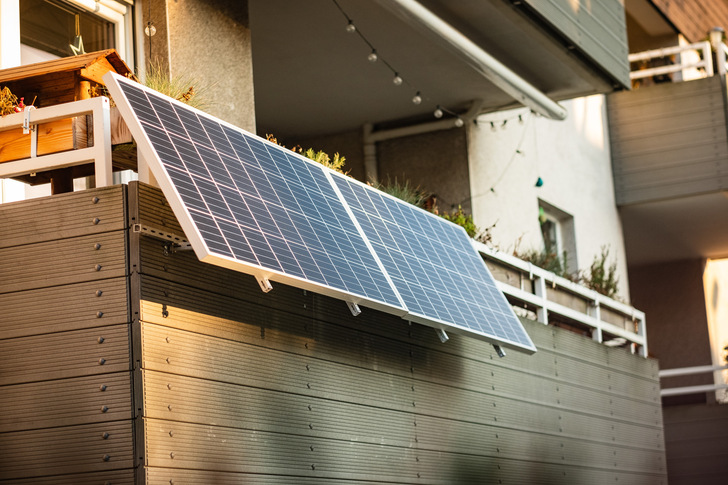 So wie an Balkonen sind Mini-Solaranlagen auch in Kleingärten sinnvoll und ein Betrag zur Energiewende. Vereine dürfen sich dem aus Sicht des Landgerichts Dessau-Roßlau nicht entgegenstellen. - © Robert Poorten / stock.adobe.com