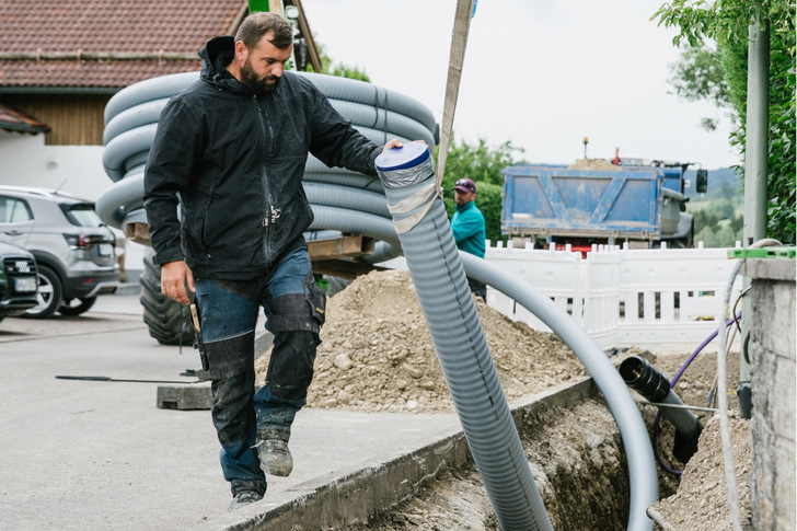 Fernwärme gehört unbedingt mit zum Projekt der Energie- und Wärmewende. Umso wichtiger ist es, dass sie bezahlbar bleibt, so die Verbraucherzentrale. - © Rehau / Simon Toplak