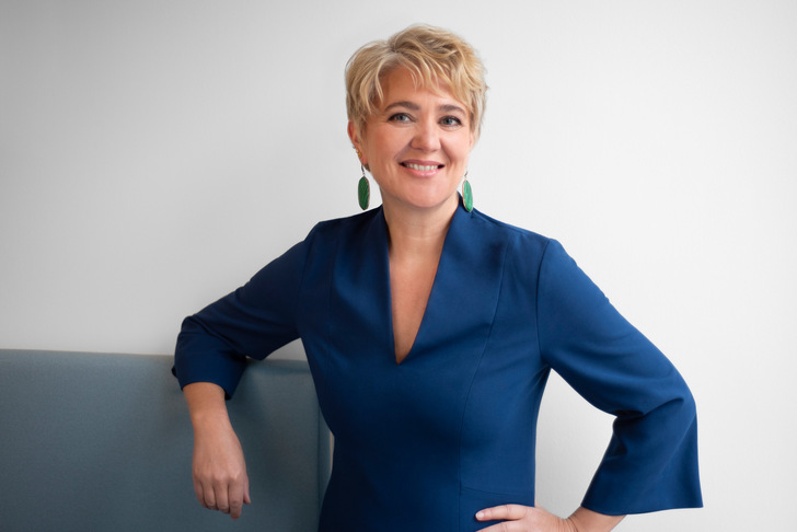 Corinna Enders, Vorsitzende der Dena-Geschäftsführung, ist sich sicher: Das Bündnis Gebäudewende schafft einen verlässlichen Rahmen für konkrete Fortschritte beim klimafreundlichen Bauen und Sanieren. - © Hoffotografen