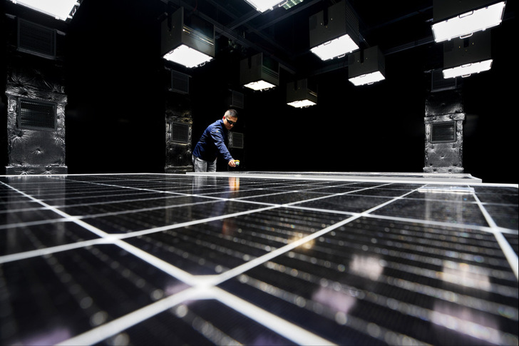 Seit mehr als 40 Jahren begleitet TÜV Rheinland die Entwicklung der Solar-Technologie und beschäftigt weltweit in spezialisierten Prüflaboren und Kompetenzzentren mehr als 700 Fachleute zur Minimierung technischer und qualitativer Risiken. - © TÜV Rheinland