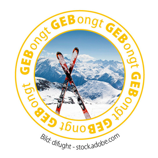 Zwei gekreuzte Skier stehen im Schnee, dahinter Berge, umgeben von dem Wort „GEBongt“ in einem gelben Kreis.