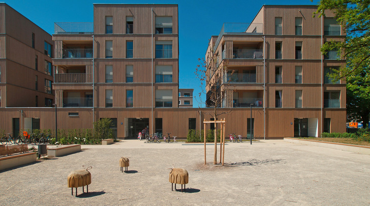 Eie besonders hohe Dichte an mehrgeschossigen Holzbauten findet sich in der ökologischen Mustersiedlung Prinz-Eugen-Park in München – geht doch! - © Bild: Jakob Schoof
