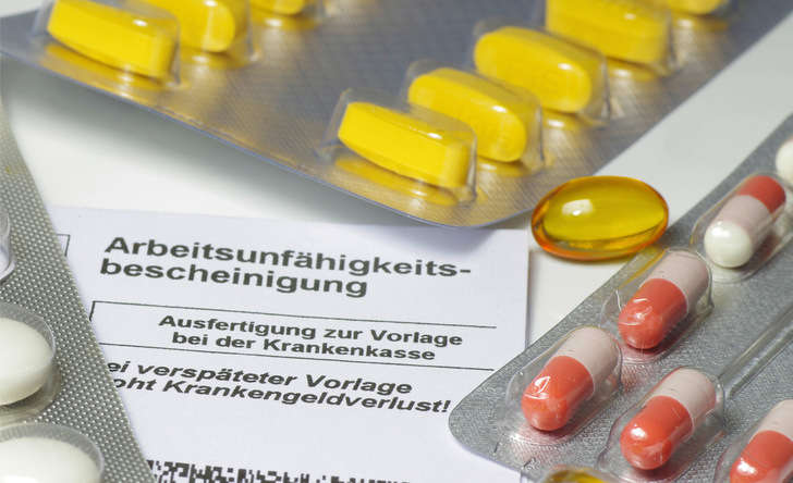 Mit der Arbeitsunfähigkeitsbescheinigung dokumentiert der behandelnde Arzt die voraussichtliche Dauer der Krankschreibung. - © Bild: megakunstfoto - stock.adobe.com