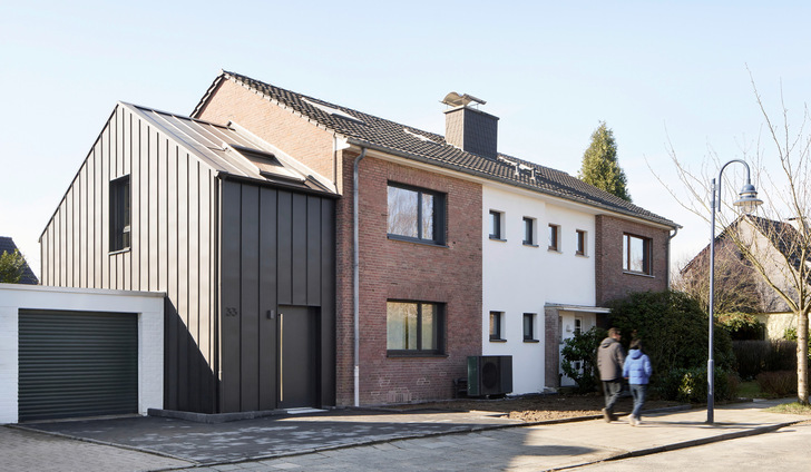 Viele Ein- und Zweifamilienhäuser der 1950er bis 1970er Jahre werden CO ₂ -intensiv beheizt und haben große Wärmeverluste. Sie werden außerdem zum Teil nur noch von einer Person höheren Alters bewohnt, wie bis vor einiger Zeit diese Doppelhaushälfte – die heute als Effizienzhaus wieder eine Familie beherbergt.