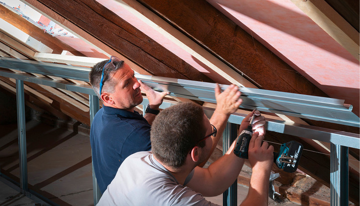 Die Klimaprofile Twin werden an der Unterkonstruktion angebracht.